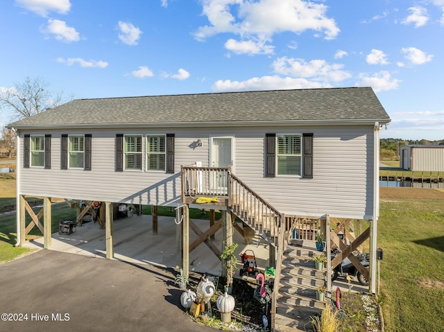 view of front of property with a front yard