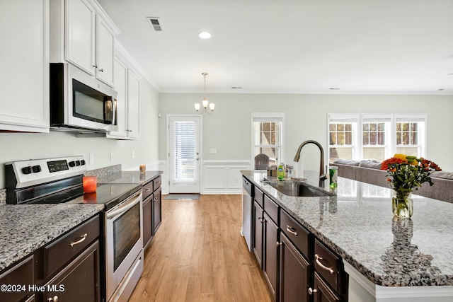 kitchen with stainless steel appliances, crown molding, sink, light hardwood / wood-style floors, and white cabinetry