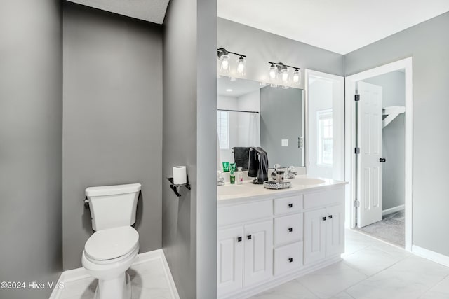 bathroom featuring a shower with curtain, vanity, and toilet