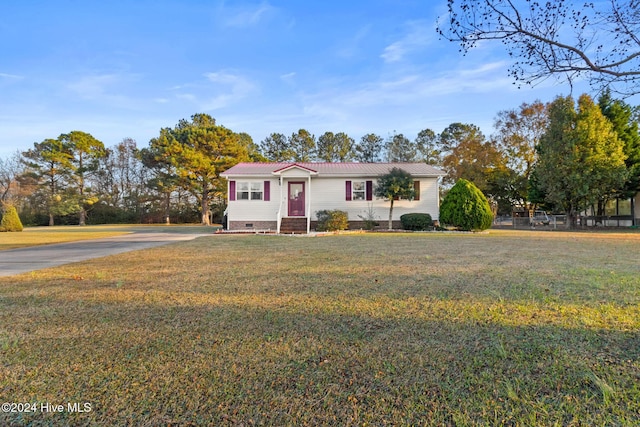 view of front of property featuring a front lawn