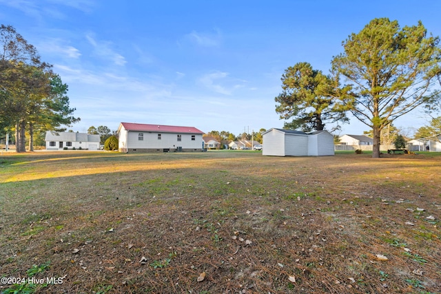 view of yard featuring a storage shed