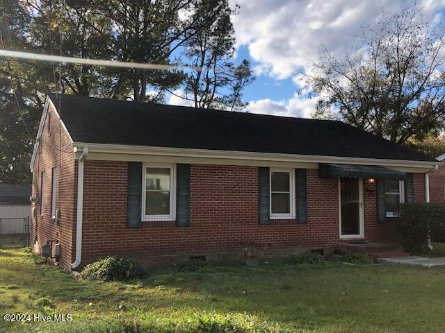 view of front of home with a front lawn