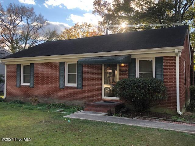 view of front of home with a front lawn