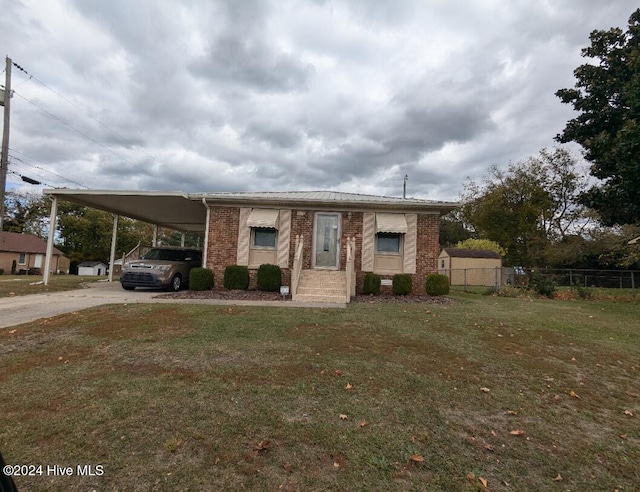 view of front facade featuring a front yard and a carport