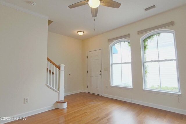 kitchen with stainless steel appliances, ceiling fan, a kitchen island with sink, sink, and light hardwood / wood-style floors