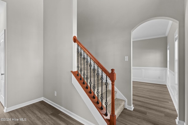 stairway featuring hardwood / wood-style flooring and crown molding