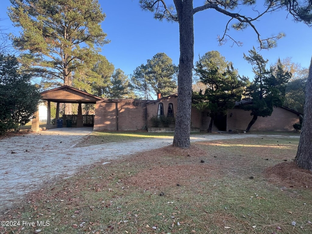 view of yard with a carport