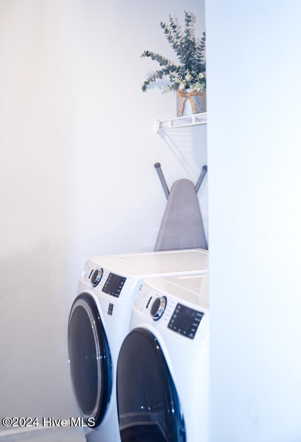 laundry room with independent washer and dryer