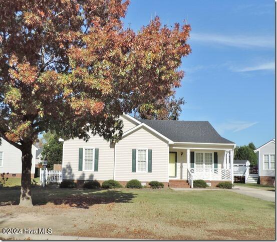 view of front facade featuring a front lawn and covered porch