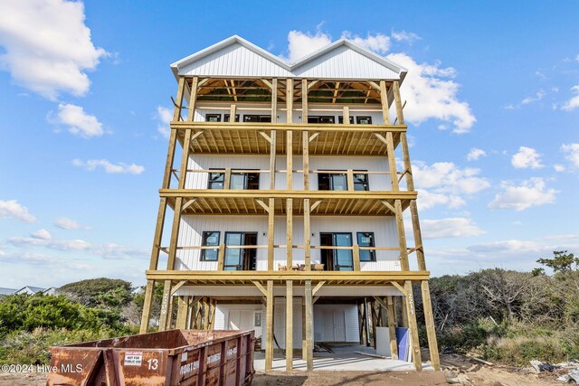 view of front facade with a garage and a balcony