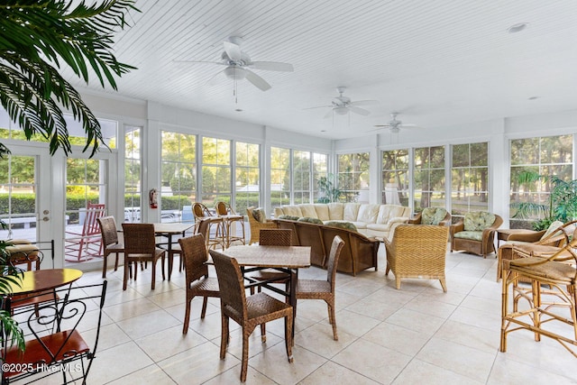 sunroom with ceiling fan