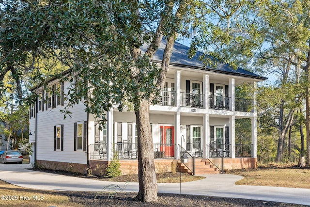 view of front facade featuring a porch and a balcony