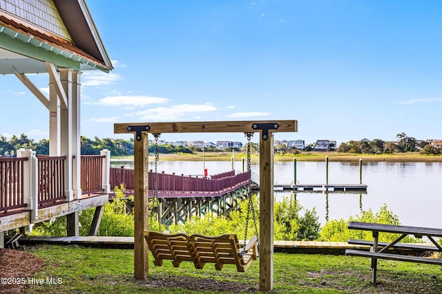 view of yard featuring a floating dock and a water view
