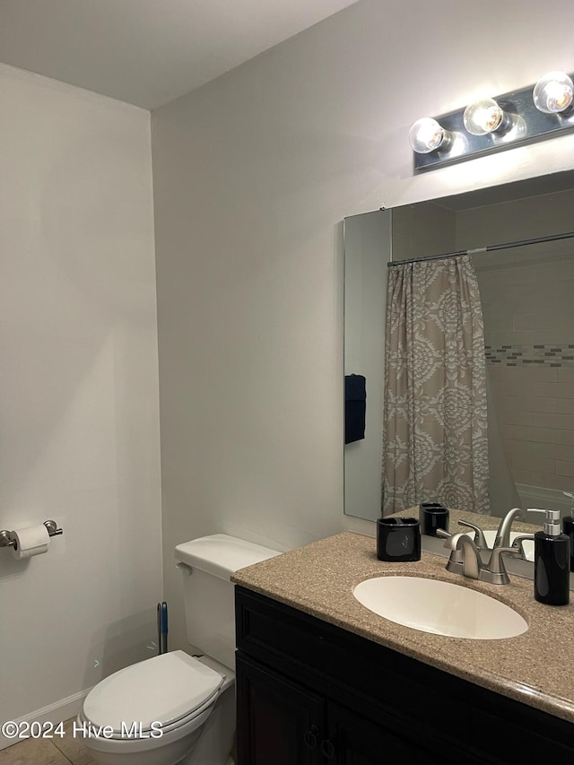 bathroom featuring a shower with curtain, vanity, and toilet