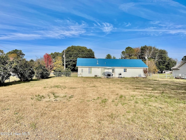 back of house featuring a lawn