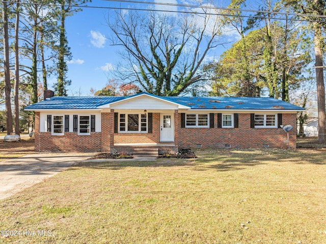 single story home with a front lawn