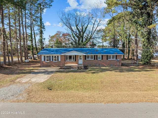 ranch-style house featuring a front yard