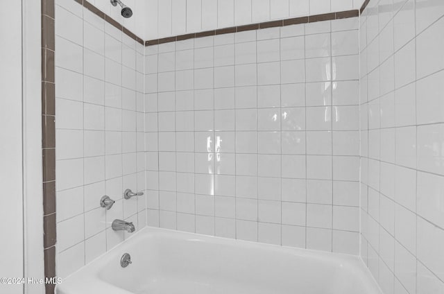 bathroom featuring tiled shower / bath