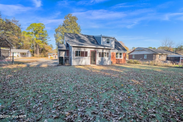 view of front of home featuring a front yard