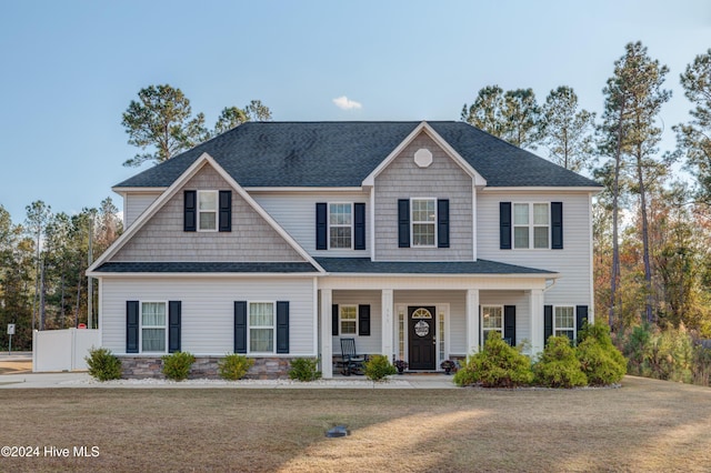 view of front of house featuring a front lawn