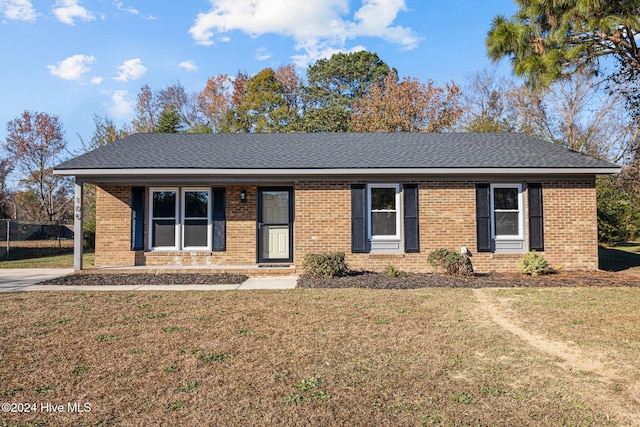 single story home with a front yard