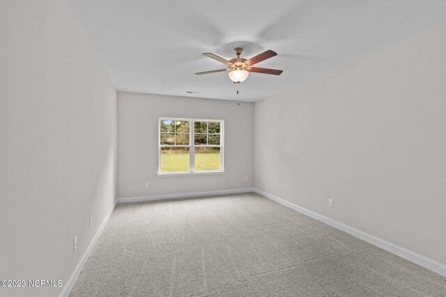 unfurnished room with light carpet and ceiling fan