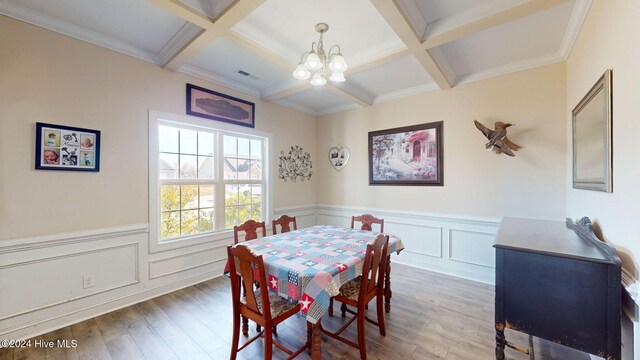 dining room with recessed lighting, a healthy amount of sunlight, arched walkways, and light wood finished floors