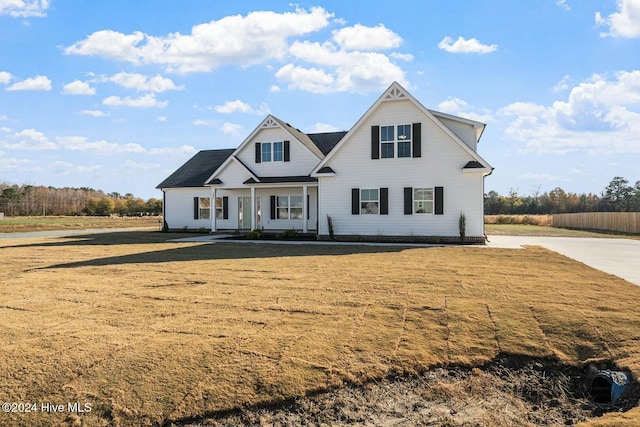 view of front of home featuring a front yard