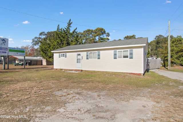 view of front of property featuring a front yard