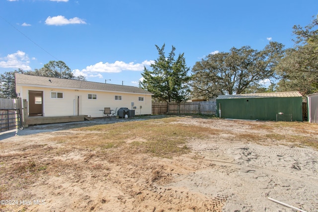 view of yard featuring an outdoor structure and a fenced backyard