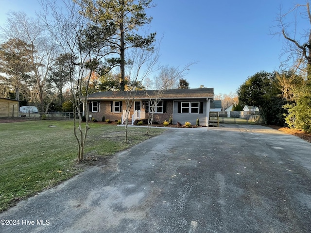 single story home featuring a front yard