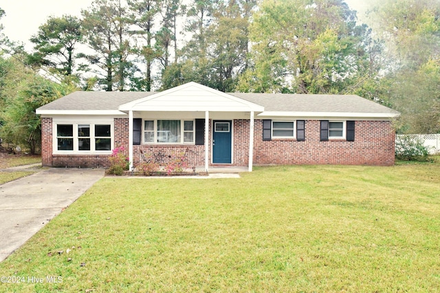 ranch-style home featuring a front lawn