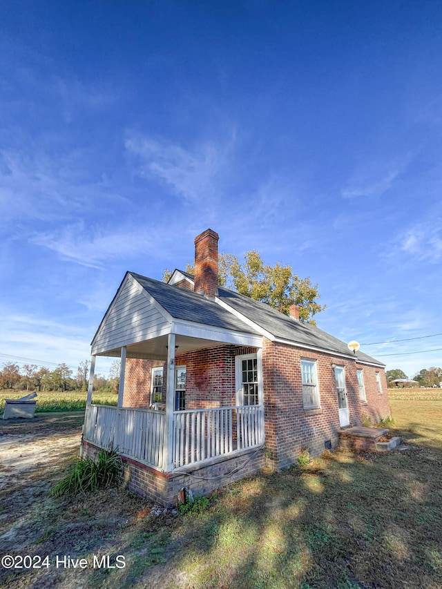 view of front of house with a front lawn