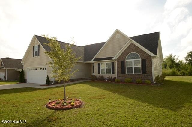 view of front facade featuring a garage and a front lawn