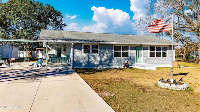 view of front of home featuring a shed and a front lawn