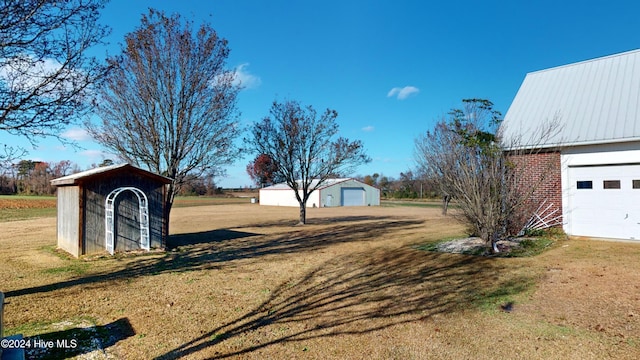 view of yard with an outdoor structure