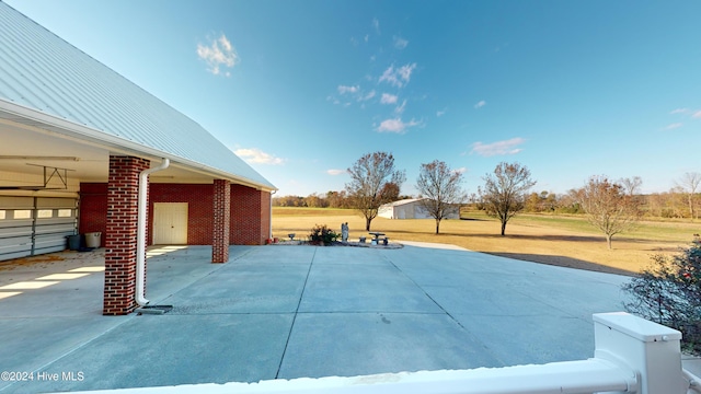 view of swimming pool featuring a yard