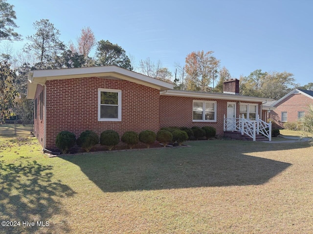 view of front facade featuring a front lawn