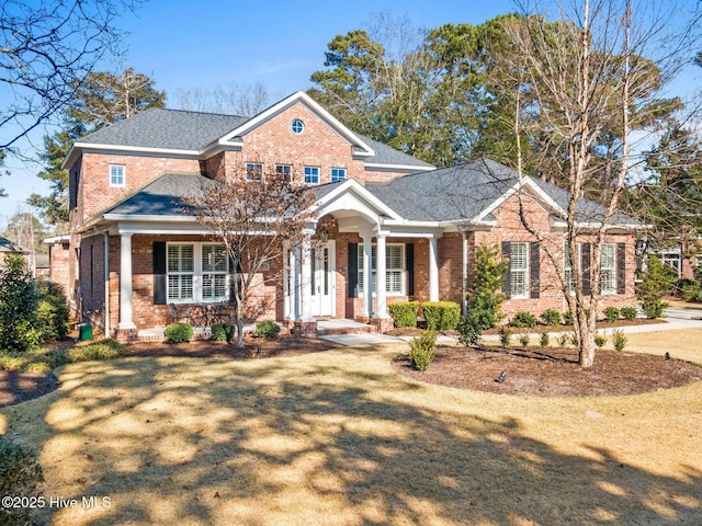 view of front of property featuring a front yard