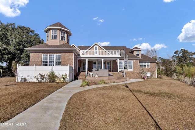 view of front of property featuring a front yard and a porch