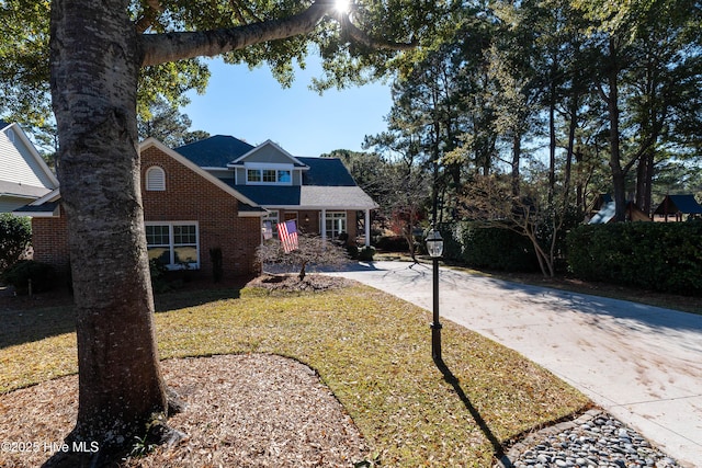 view of front property featuring a front yard