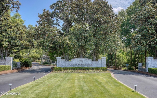 community sign with a lawn