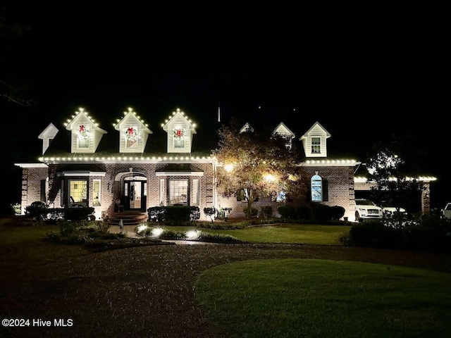 view of front of house featuring a yard