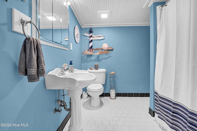 bathroom featuring tile patterned flooring, a shower with curtain, toilet, and ornamental molding