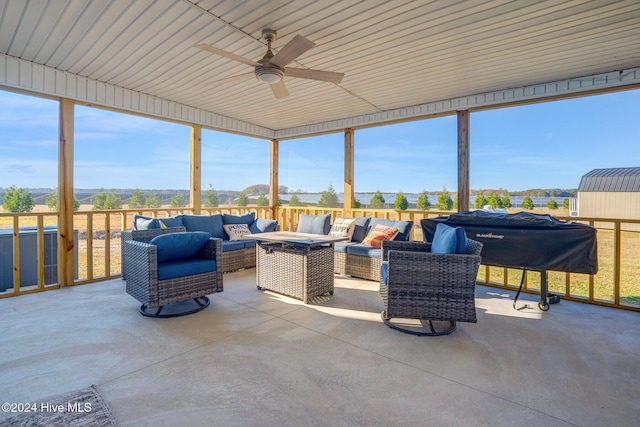 sunroom with ceiling fan