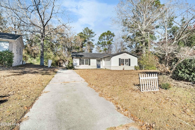 single story home with a front yard