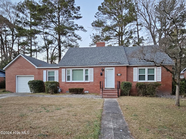 view of front facade featuring a garage and a front lawn