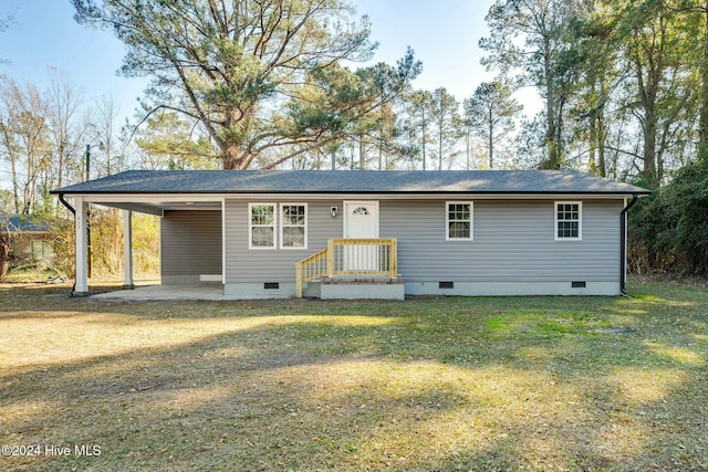 view of front facade featuring a front lawn