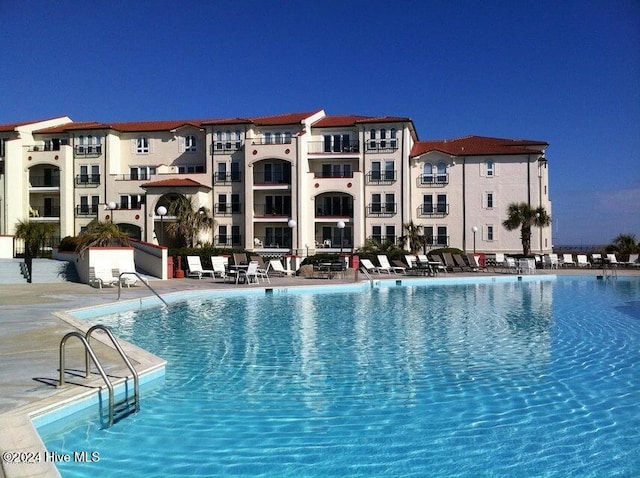 view of swimming pool