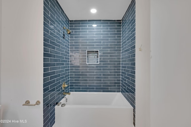 bathroom with tiled shower / bath combo